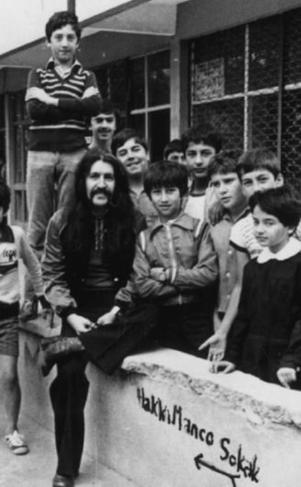 ocuklarn sevgilisi Bar Mano yine ocuklarla birlikte. Hem de kendi adnn verildii sokan banda (1984).