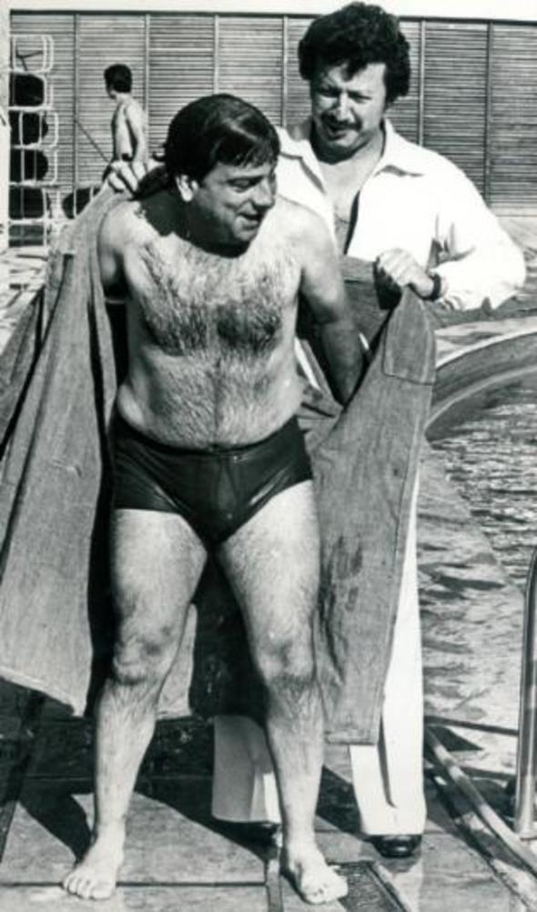 Zeki Alasya, Metin Akpnar yllar yl tiyatro sahnelerinde de, film setlerinde de ayrlmad hi. Bu fotoraf da bir tatilde ekildi. Akpnar, havuzdan kan Alasya&#8217;ya bornozunu tutuyor.