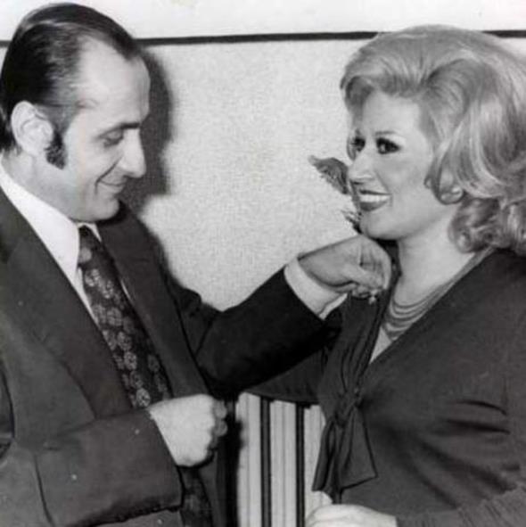 Bir dnemin gazinocular kral Aslan, o dnemin en gzde assolistlerinden Emel Sayn ile.