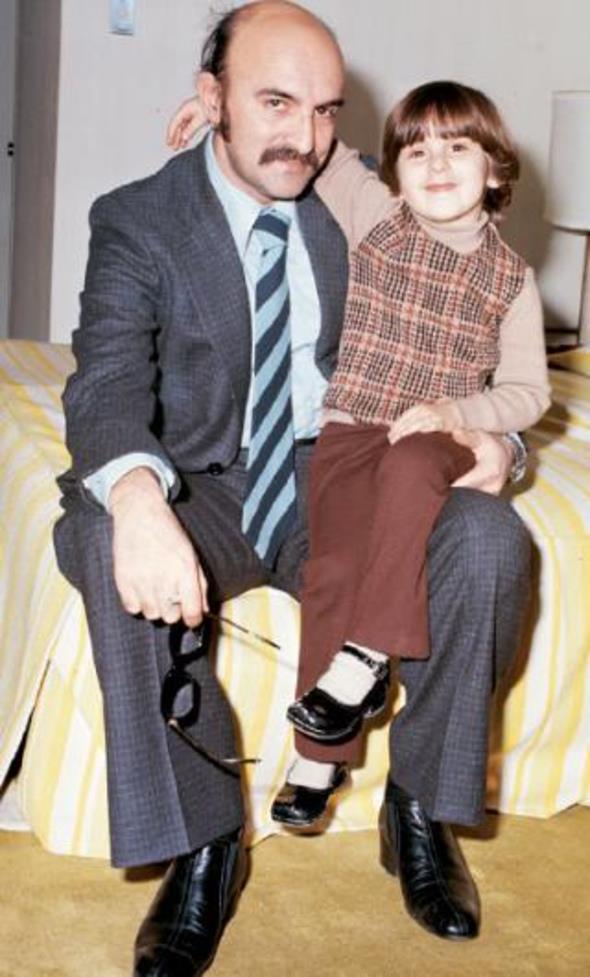 &#8220;Soyadmla her zaman gurur duyuyorum&#8221; diyen Seren Serengil, bir dnemin en nl oyuncularndan olan babas ztrk Serengil&#8217;in kucanda. Seren henz 6 yanda. Baba kzn mutluluk pozu bu (1976).