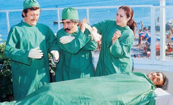 TRT&#8217;ye parodiler eken Levent Krca ve Ali-Ayegl Atik ifti, bu defa bir ameliyat skecinin hazrlklarn yapyorlar (1979).