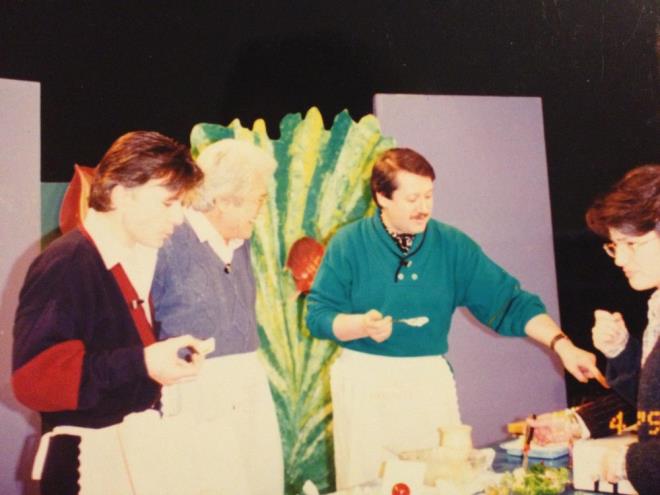 Fakat bir gn halsinasyon grdn anlatacakt, buna gre Srat kprsnden geiyordu ve onu karya geiren kz Nazl'yd. Eve dnd, kzna smsk sarld. Bundan sonra yeni bir yaama balyordu. Her ey Nazl iindi. ki dil renen Nazl, ortaokulu bitirdiinde kendisinin dier insanlardan farkl olduunu anlamt. Bunu anlamas Nazl'y hayata kstrd. Nazl iki yl boyunca hi konumad.