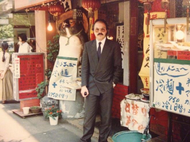 Adn Atatrk'n doktoru olan dedesi Mim Kemal ke'den alan ve televizyon sunucusu olarak hatrlanan akademisyen ke bir dnemin en nl ismiydi. Mim Kemal ke, 1955 ylnda stanbul'da dodu. Boazii niversitesi'nde retim yesi olan KE, 1973 ylnda Robert Kolej'den mezun olduktan sonra ngiltere'ye giderek, Cambridge'de ktisat ve Tarih Fakltelerini bitirdi.