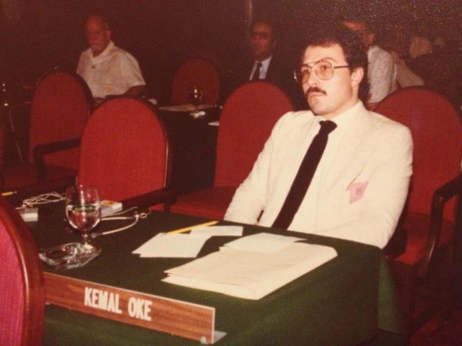 Fakat ke birden bire kayboldu. Bu kayboluun ardndan ise scack bir sebep vard; evlat sevgisi.ke'nin Neva ke ile olan evliliinden iki ocuu olmutu. Ve kk ocuu Nazl down sendromluydu. Mim Kemal ke, kz iin her eyden elini eteini ekti. Hayatn kzna adad.Aslnda nce kznn farklln kabul etmek istemedi. Nazl'nn down sendromlu olduunu rendiinde boanmay, baka bir lkeye tanmay bile dnd.