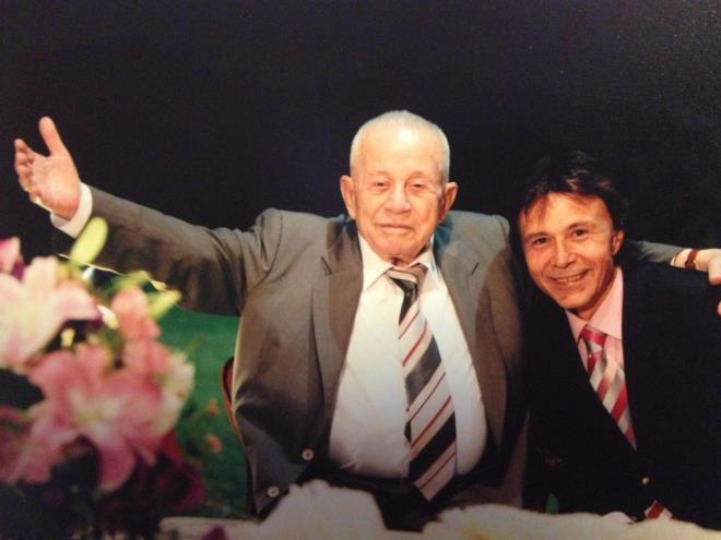 Sussex (MA.), Cambridge (M.Phil) ve stanbul (Ph.D.) niversitelerinde uluslararas ilikiler ihtisas yapt. htisas sonras Birlemi Milletler'de grev ald. ke, Boazii niversitesi&#8217;nde 1984'te doent, 1990'da profesr oldu. ke gen yata ok i baarm bir isimdi, ok zekiydi, ok alkand.niversitede alyor, roman ve senaryo yazyor, televizyonda program bile yapyordu. Onun iin 'gelecein babakan' deniliyordu.