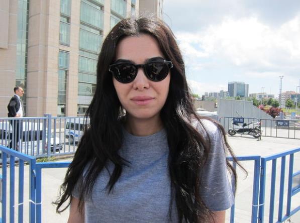 ''Mizah yapyorum kendi sayfamda.'' diyen Asena Atalay ise ''yle oldu aslnda. Ben nlleri, kendimle ilgili fotorafa koyuyorum. Mizah yapyorum kendi sayfamda. Kimse iin bir art niyet yok. Hayko&#8217;nun o halini kendime benzettim.'' eklinde cevap verdi.