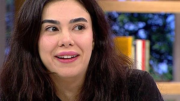 HAYRANLARI TEPK GSTERD: Hayko Cepkin'le alay eden sunucu, paylamna da glen surat emojisi ekleyerek azlar akta brakt. nsanlarn fiziksel zellikleriyle dalga geerek kendini elendiren Asena Atalay, bu hareketiyle de sosyal medyada tepki ekti.