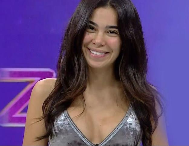 Yok inanyorum, ama Hayko inanr m bilemem.  Hayko&#8217;dan ok ama ok zr dilerim. Bilerek gzn kapatyor, san yle yapyor zannediyordum. Hani mzii sert bir mzik ya, tarz o zannediyordum. nann bilerek yapmadm. Bu bilerek yaplacak bir ey deil. Esin inan bu normal bir hareket deil. Dnnce gerekten korkun. Hl souk terler dkyorum. ok ama ok zr dilerim sevenlerinden, Hayko&#8217;dan.