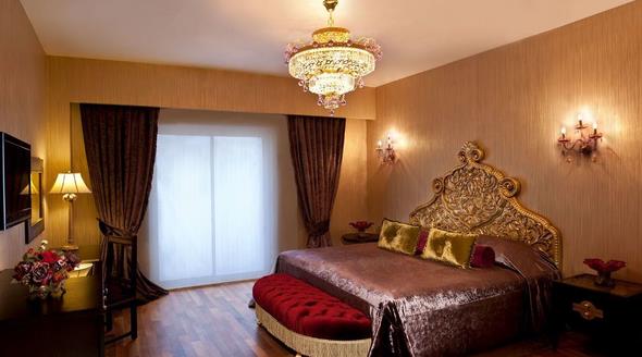 - 500 metrekarelik suitte 180 metrekarelik jakuzili teras bulunuyor. ki adet masaj odas, Trk hamam ve jakuzili banyo da odada yer alyor.