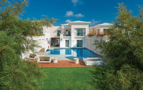 -Golf sahas ve nehir manzaral 2700 metrekarelik mstakil villa da, 100 metrekare zel ak havuz, 2000 metrekare bahe, etrafnda nilfer havuzu bulunan sohbet alan, teras, Trk hamam, sauna, buhar, fitness, masaj odas, 5 yatak odas 1 salon, donanml geni mutfak, yemek salonu, zel gnelenme alan, barbek alan, cabana, king size yatak, tm odalarda banyo ve WC bulunuyor. Ayrca ebeveyn yatak odasnda jakuzi mevcut.