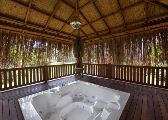 - Montgomerie Maxx Royal golf sahasnn iinde aalarla yar izole edilmi, zel tasarml 630 metrekarelik mstakil villada, 495 metrekare i mekan, zel ak havuz ve teras, jakuzili pavilyon, 4 yatak odas, 1 oturma odas, 1 yemek odas, mutfak, 1 adet jakuzili dulu banyo, 1 adet jakuzili dulu kese ve masaj blmeli banyo, 1 adet dulu banyo, 4 adet WC, Trk hamam, 1 adet saunal dulu banyo, fitness ile 3 adet balkon bulunuyor. Maksimum Kapasitesi ise 12 yetikin ve 1 bebek.