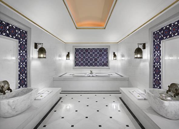 - Her birinin iinde jakuzi ve dulu bir banyosu, giyinme odas bulunan 4 yatak odas, bir lobi, yemek odas, oturma odas, sinema keyfini doyasya yaamak iin zel bir blm, ak havuz, 18 metre kare Trk hamam, 18 kiilik sauna, fitness salonu, tam donanml modern bir mutfak, hizmetli odas bulunuyor.