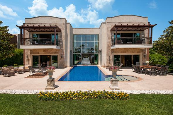 - Otelin Sultan Palas isimli villasnda kalmak isteyenler zel VIP transfer aralar ile havaalanndan alnyor. 680 metrekare i alan olan villa toplamda 1230 metrekarelik alan zerinde kurulu.