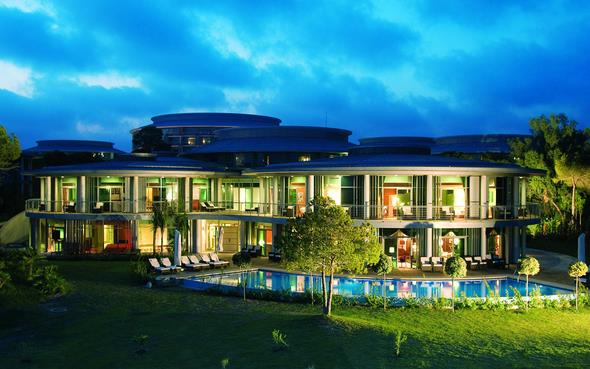 - 10 kiiye kadar villada kalnabiliyor. Villa, 1500 metrekarelik bir alana sahip. Villa Leo&#8217;da zel havuz, hobi salonu, sinema salonu, zel mutfak ve SPA alan bulunuyor. Vllada Trk hamam, sauna, jakuzi ve masaj hizmeti veriliyor.