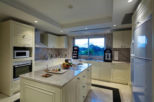 - 2015&#8217;te Japonya Babakan inz&#333; Abe&#8217;nin kald Titanic Deluxe Golf Belek&#8217;te 2018&#8217;in Austos aynda kalmak isterseniz 1 hafta iin demeniz gereken cret 175 bin liray buluyor.