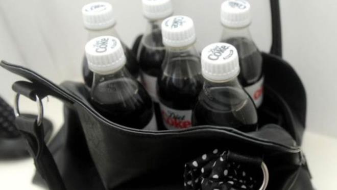 Daha nce bir kuru temizlemecide alan Ballan, iine de bu yzden ara vermek zorunda kalm. Baml kadn imdilerde de bamll iin para yetitiremiyor. ngiltere'nin Cheshire ehrinde yaayan kadn, bamllnn hayatn olumsuz etkilediini sylyor ve ekliyor: "Yeterli sayda kolam yoksa evden ayrlamyorum! antamda en az iki kutu kola bulunduruyorum." Ar kafein almaktan dolay uyku problemleri de yaayan kadn, uykusuz kaldnda ise yeniden kolaya sarlyor. Ve dng sonsuza uzanyor.