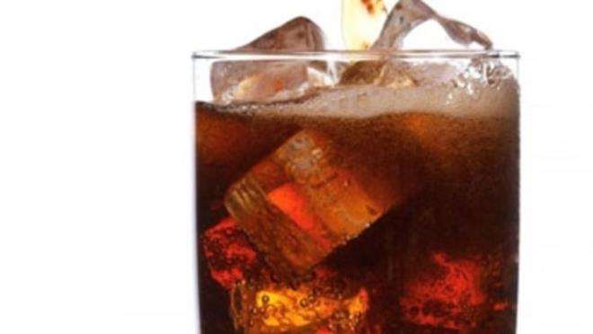 Tehlikeli alkanl iin bugne kadar 150 bin pound (yaklak 550 bin TL) harcayan lgn baml, 1 saatte 3 kutudan fazla kola tketiyor.