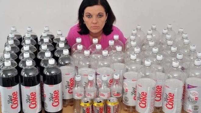 Ballan, gnde tam 16 litre diet kola tketiyor. Baz gnler gnde 50 kutu kola ien kadn, her hafta kendi arlnn 2 kat kola tketiyor.