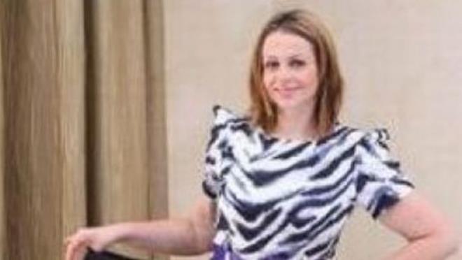 Kilolar yznden uakta iki kiilik koltuk bileti satn almak zorunda kalan, yrmekte glk ekmeye balayan gen kadn salnn ktye gitmesi zerine ilk olarak midesine kelepe taktrd.