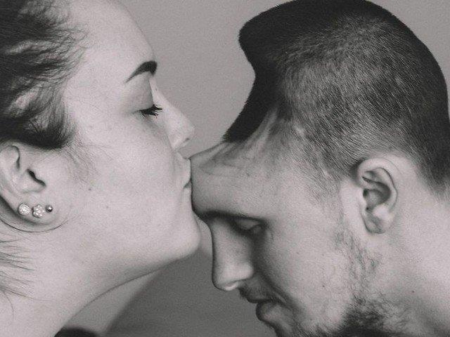 Hastaneye varnca kocamn, ocuumun babasnn, ok sevdiimin beyin kanamas geirdiini rendim. Neden mi? &#8226; Hekimler, bunun ar enerji iecei tketiminden kaynaklandn syledi. Eimin, youn tempoyla baa kabilmek iin bulduu yol beyin kanamas geirmesine neden olmutu. Austin ameliyat edildi ve ac dolu 5 saat geirdikten sonra onu grmemizin zaman geldi. O, makinelere balyken tek grebildiim ailesi oldu. Annesinin gzlerindeki n yok olduunu grdm. Babasnn aladn grdm. Birlikte meydana getirdikleri hayatn, srp srmeyeceini bilmiyorlard.