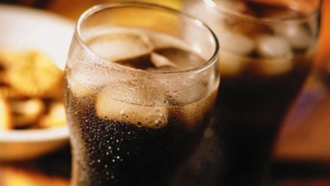 Bamllna bal olarak srekli halsinasyonlar gren kadn, yllk 6 bin pound (yaklak 22 bin TL) 'unu bu alknl iin harcyor.