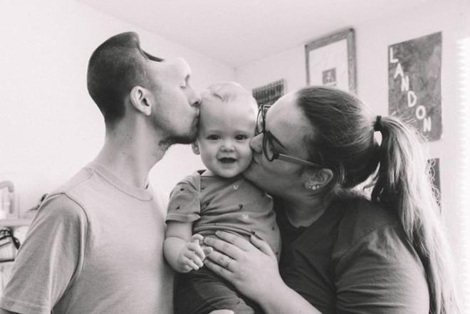 Hamilelik, yaplan en artc yolculuklardan biridir. Yeni bir hayat meydana getiriyorsun. Hi grmediin biri iin koulsuz bir sevgi besliyorsun. Eim Austin ve ben, kk olumuzla tanacamz iin ok heyecanlydk. Onu eve getirmeyi, 3 kiilik bir aile olmay hevesle bekliyorduk. Austin'in ii youn almay gerektiriyordu. Bununla ba edebilmek iin bir yol bulmutu, bu sayede asla hastaneye gitmeye ihtiya duymuyordu.