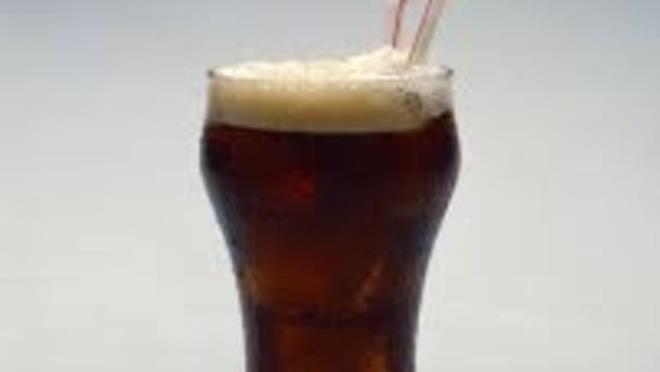 ngiliz Mirror Gazetesi'nde yer alan habere gre, bir gnde 3 litre kola ien30 yandaki Yorkshirel gen Paul Inman, akcier deminden hayatn kaybetti. Gencin, sosyal etkileimde zorluklalara yol aan Aspenger Sendromu rahatszl olduu ve uzunca bir sredir evinden yalnzca gazl iecek almak iin kt belirtildi.