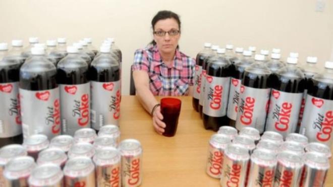 Bamllyla ilgili olarak tbbi destek alacak olan kadn iin hipno-terapi yntemi dnlyor. Bamllna bal olarak, Ballan halsinasyon gryor, ba ars ekiyor ve anksiyete yayor... Halsinasyonlarndan bahsederken 'havada uan portakallar' grdn syleyen ileli kadn, byle durumlarda kendi kendini sakinletirmeye alyor.