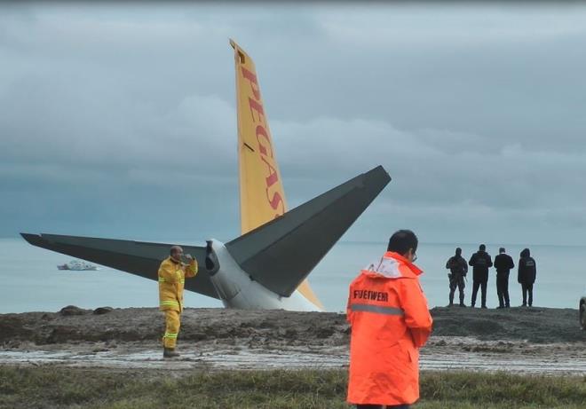 BAKAN SOYLU AIKLAMA YAPTI    <br>ileri Bakan ve Trabzon Milletvekili Sleyman Soylu, Trabzon Havaliman'na ini esnasnda pistten kan uakla alakal sosyal medya hesabndan aklama yapt.    Bakan Soylu aklamasnda, "Trabzon Havaalan'na bu akam ini esnasnda pistten kan uan yolcularnda herhangi bir salk sorunu yok. Allah'a krler olsun. Gemi olsun" ifadelerini kulland.