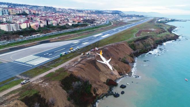 Uan pistten kt alan ve uak ise sabahn ilk klaryla drone ile grntlendi. te yandan blgeye Trabzon Bykehir Belediyesi'ne ait ta kamyonlar ile akl ta getirilerek amurlu sahaya akl serildii de gzlendi.
