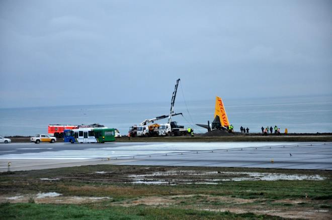 '10 METRE DAHA GTSEYDK UAK DENZE DECEKT'  <br>  Uukta bulunan AK Parti Trabzon l Ynetim Kurulu yesi Enes Aslan yaanlan panii u szlerle anlatt...    Aslan, uan inie getii srada yalpalamaya baladn belirterek "Uak hafif yalpalayarak indi. ni srasnda bir grlt koptu. Ben deniz tarafna bakan 16-A nolu koltukta oturuyordum. Yolcular barmaya balad. Uak nce dner gibi oldu sonra yamatan kaymaya balad. Ben acil k kapsna yakndm. Kapy zorlayarak atm. 10 metre daha gitseydik uak denize decekti. Allah korudu. ktmzda ortalk amurdu. Sonra oradan karak yukarya doru yolcular kmaya balad" dedi.
