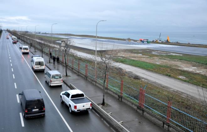 Uan byk bir grltyle pistten kmasnn ardndan uan iini keskin bir yakt kokusunun sardn belirten yolcular "Yaklak 20 dakika uan iinden kmay bekledik. Uan ierisini keskin bir yakt kokusu sarmaya balad. lk aklma gelen acaba uak ne zaman yanacak veya patlayacak oldu. Uzun sre bu korkuyu yaadk. Yakt deposunun alev alarak uan yanacan, patlayacan dndm. Allah korudu" ifadelerini kulandlar.