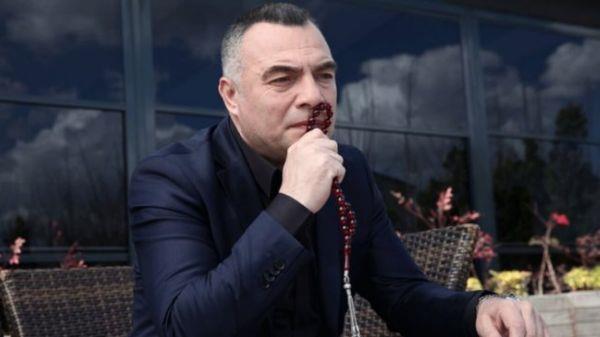 Ancak izleyici bu durumdan elbette hi honut deil. Fenerbahe taraftarlar ifresiz yaynlanan bu kupa mandan dolay ok memnun olsalar da Ekya Dnyaya Hkmdar Olmaz hayranlar diziyi bir hafta daha bekleyecek olmann hsrann yaayacaklar. Bu kadar da olmaz diye ATV'ye isyan edenler de var.