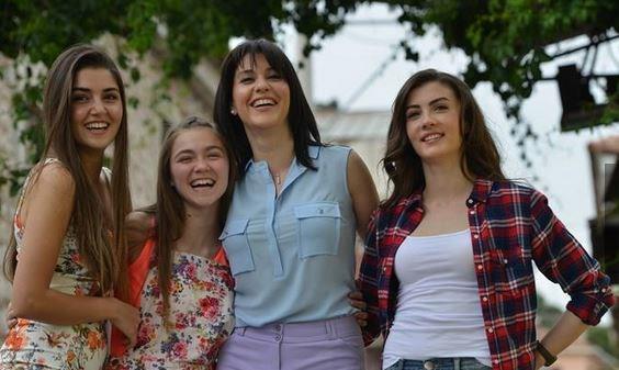 Dizinin ekimleri daha sonra stanbul'da devam etti. Baz sahneler iin tekrar ehir dna klsa da genel olarak Beykoz, Kanlca gibi blgeler kullanld.