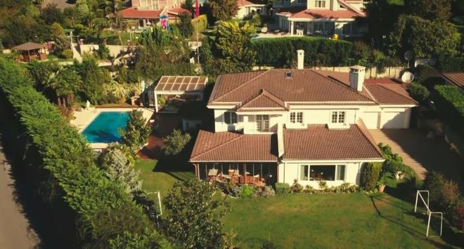 Drt kadn ve drt adam arasnda karanlk srlar, tutkulu bir ak, yalanlar ve bitmek bilmez bir rekabetin anlatld, Ufak Tefek Cinayetler'in ekimleri stanbul'un eitli mekanlarnda gerekleiyor.