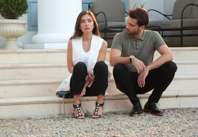 Nihan ve ailesinin oturduu ev stinye &#8211; Yeniky yolu zerinde. Trk televizyonlarnda bir dnemin popler olan Bir stanbul Masal da bu evde ekildi.