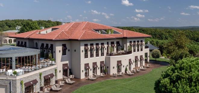 Star TV'nin yeni dizisi Ufak Tefek Cinayetler senaryosu kadar ekimleriyle de konuuluyor. Peki ama barollerinde Gke Bahadr, Aslhan Grbz, Tlin zen, Bade il, Mert Frat, Yldray ahinler, Selim Bayraktar ve Ferit Aktu'un yer ald Ufak Tefek Cinayetler nerede ekiliyor?