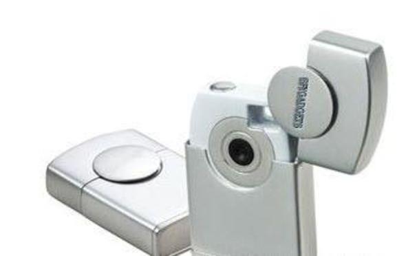 Casus akmak  Yannzda hem akmak hem de kamera tamaya ne dersiniz? Kapa aldnda kameras ortaya kan zipponun kapa kapandnda sradan bir zippodan fark kalmyor.