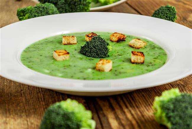 Brokoli orbasnn faydalar   A, E ve C vitaminlerini iermektedir. erdii flavonoidler bakmndan baklk sistemimizi glendiren bir zellie sahiptir.Brokoli ierdii baz indol ve indol trevleri (bitkisel hormonlar) asndan ayr bir nem tamaktadr. Bu sayede vcudumuzdaki hormon dengesini ayarlayc zellie sahiptir.Meme, prostat, barsak ve idrar kesesi kanserlerine kar gl bir koruyucudur.