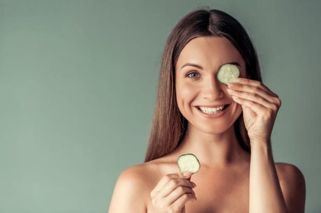 GZLERNZ DNLENDRN: Uzun alma dnemlerinde gzleri kapatmak, dinlendirmek, gz krpmay artrmak ve alrken 5 dakikalk aralar vermek kuru gz ikayetlerini en aza indirir.