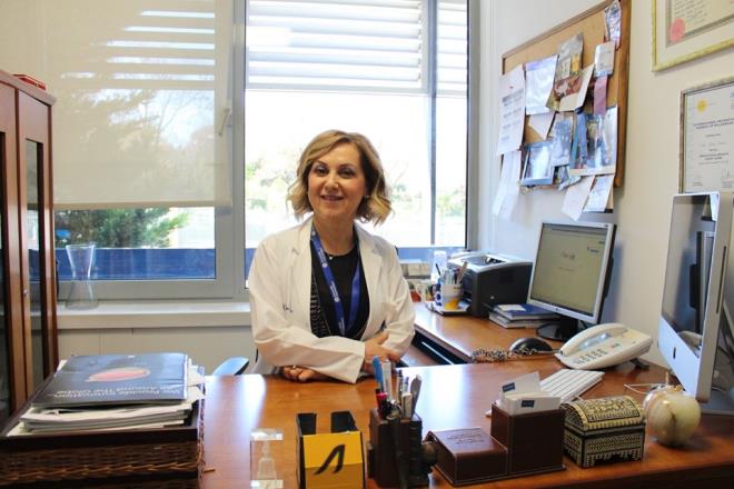 Souk ve rzgarl havalarda, kaloriferli ortamlardaki kuru ve nemsiz hava nedeniyle ikayetlerin art gsterdiini vurgulayan Prof. Akova, damla veya jel eklindeki gzya tedavisinin ikayetleri byk oranda kontrol altna aldn belirtiyor ve kuru gzden korunmada etkili olabilecek nerilerini yle sralyor: