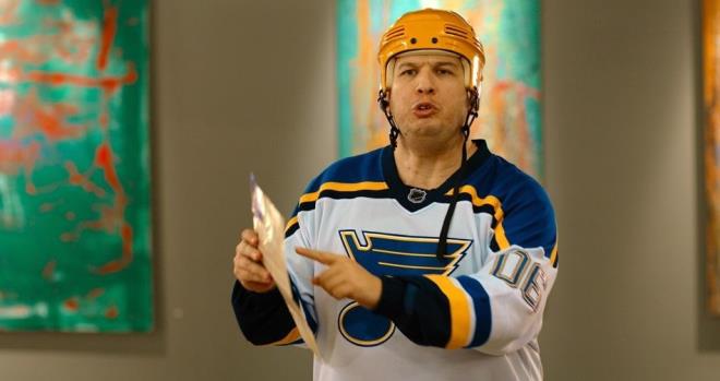 Film, okulun geleneksel pilav gnne lise arkadalarn grmek iin heyecanla gelen 'Kayhan'n, kendisine hediye edilen 98 mezunlar ylln grnce yaad byk ok ile balyor.