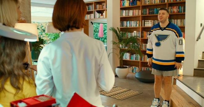 Lise yllarndan beri dost bildii herkesin aslnda kendisinden nefret ettiini renen Kayhan, yaad hayal krkln zerinden atamaynca kahkaha ve komedi dolu bir intikam hikayesinin fitili ateleniyor. te Kayhan'dan kareler