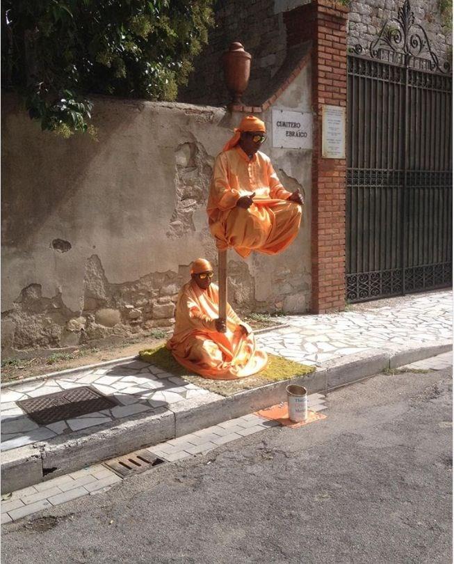 Elbet bir aklamas var ama insan dnmeden edemiyor...