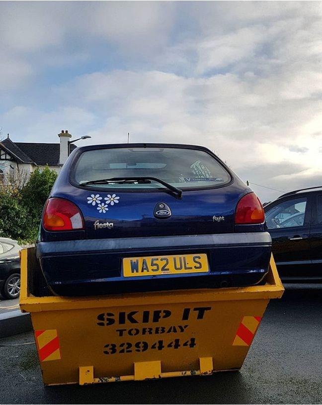 Sadece eski arabasn pe atmay tercih etmi birisi...