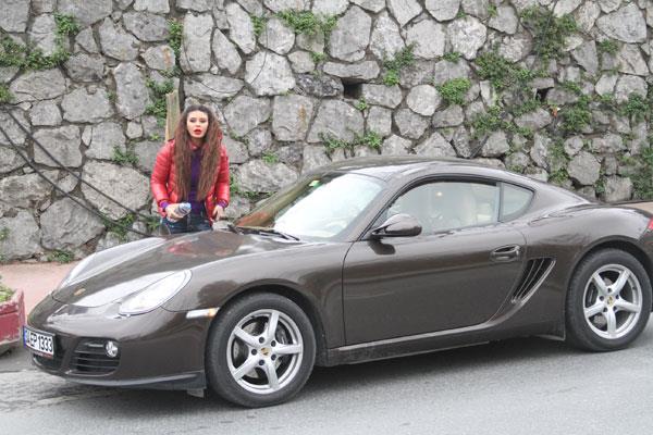 EBRU POLAT KMDR? 1 Haziran 1983 doumlu Ebru Polat, zmir'de dnyaya geldi. Dou Akdeniz niversitesi Hukuk Fakltesi'ni bitirdikten sonra bir sre avukatlk yapan Ebru Polat, psikoloji blmnde master yapaca srada hayatn tamamen deitirecek bir karar ald ve okulunu ve iini brakp mzie yneldi.