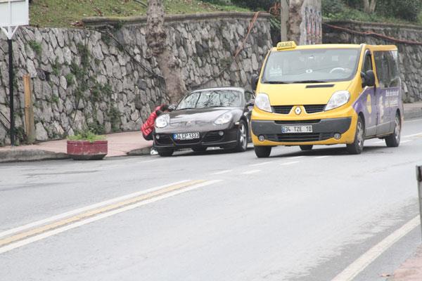 arkc Ebru Polat, spor otomobiliyle Nianta&#8217;nda yolda kald. Bir arkadan telefonla arayarak yardm isteyen arkc, sinirlerine hakim olamayarak aracna tekme att. Ancak Ebru Polat bununla yetinmedi bakn ne yapt.