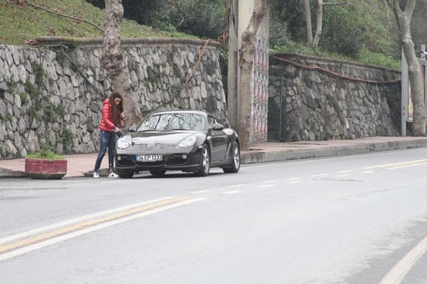 Polat, ertesi gn ise u aklamay yapt: &#8220;Ara birden durunca arkadam aradm &#8216;Ya benzin bitti ya da ara hararet yapt&#8217; dedim. O da &#8216;hararetse su dk&#8217; dedi. Dalgnlkla yakt deposuna su boalttm. Meer benzinim bitmi.&#8221;