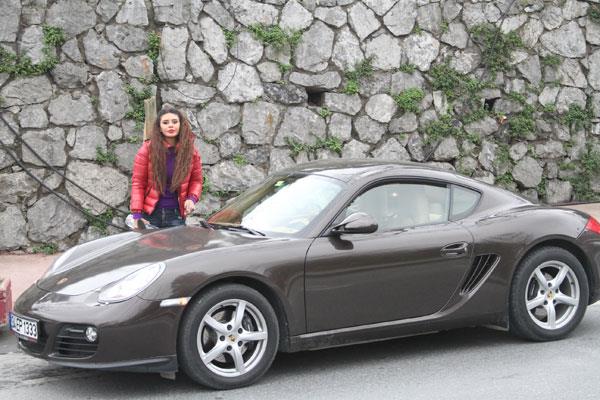 Londra'ya giden Ebru Polat, sanat akademisi Royal Akademi'de mzik eitimi ald. Trkiye'ye dndkten sonra da ilk albm olan etin Ceviz'i piyasaya kartan Ebru Polat gerek albm gerekse de gzel fizii ile dikkatleri zerine ekti.