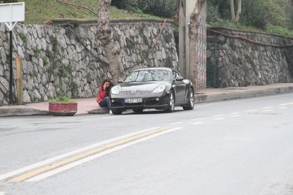 Bununla da kalmayan Ebru Polat, ii su dolu ieyi yakt deposuna boaltt. Muhabirlerin &#8220;Yakt deposuna su mu koyuyorsunuz?&#8221; sorusuna &#8220;Sizi ilgilendirmez. zerime gelmeyin, ok sinirliyim&#8221; diye karlk verdi.